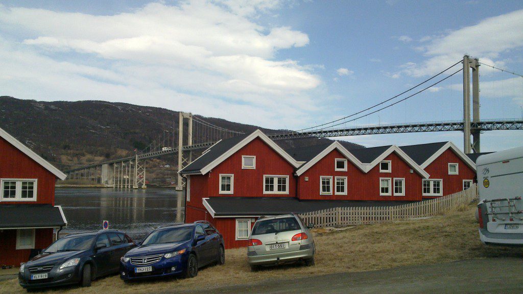 Mökit 6,5,4 ja 3. Takana Tjeldsundbrua -silta.